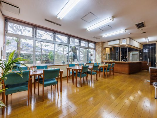 広々とした木目調の食堂