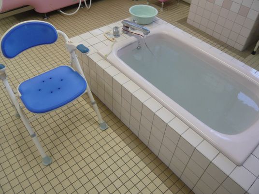 椅子が置かれた浴槽
