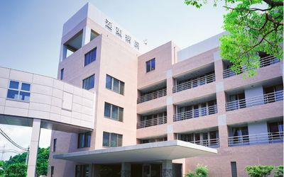 落ち着いた外観の建物