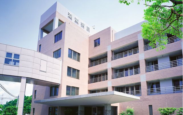 落ち着いた外観の建物