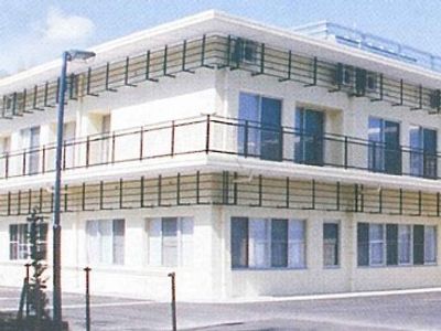 白い二階建ての建物外観
