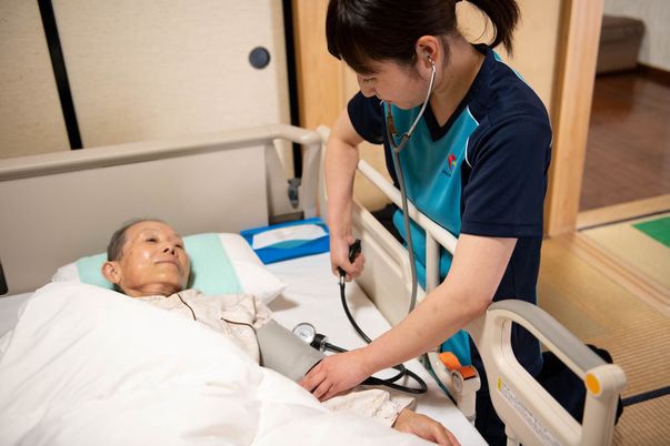 血圧を測定する看護師
