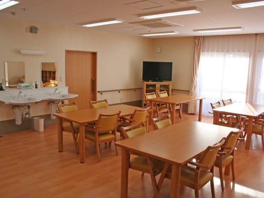 明るいテーブルのある部屋  