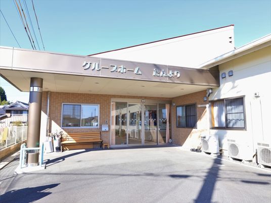 クリーンなエントランス外観