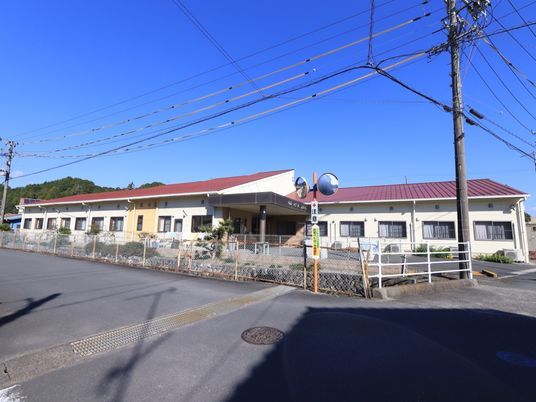 青空の下の一階建て施設