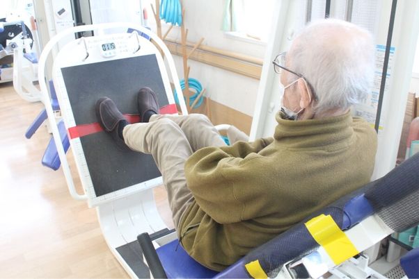 運動器具を使う年配男性