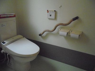 手すり付きのトイレ