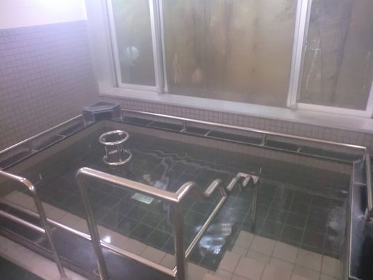 落ち着いた浴室の様子