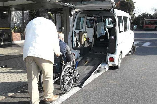 送迎車と車椅子の利用者