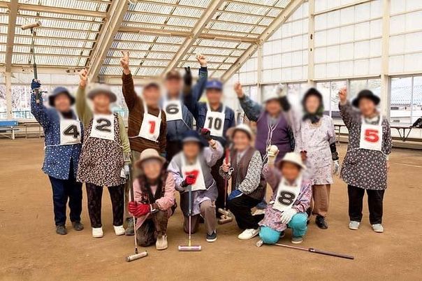楽しそうな様子の人々でいっぱいの空間