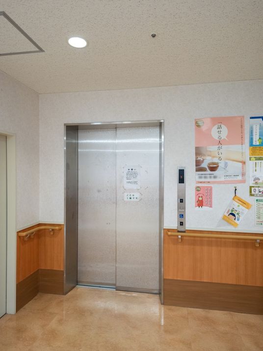 清潔なエレベーター周辺