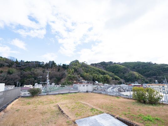 緑が臨める庭の風景