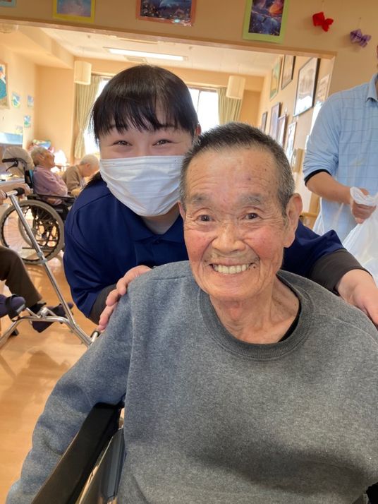 元気な高齢者と植物
