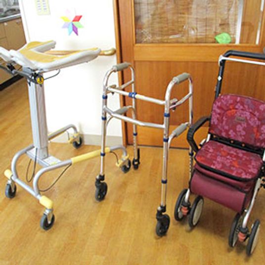 歩行器と車椅子の並ぶ部屋  