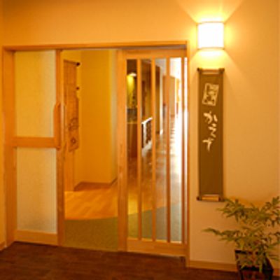 幅広い片引き戸の廊下