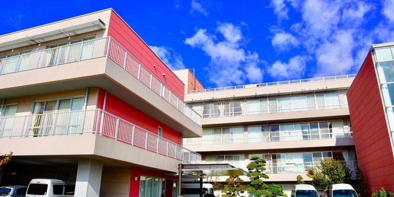 青空の下の建物外観