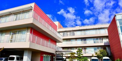 青空の下の建物外観