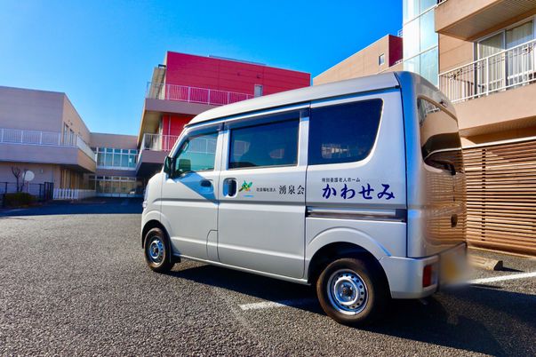 福祉車両と建物の外観
