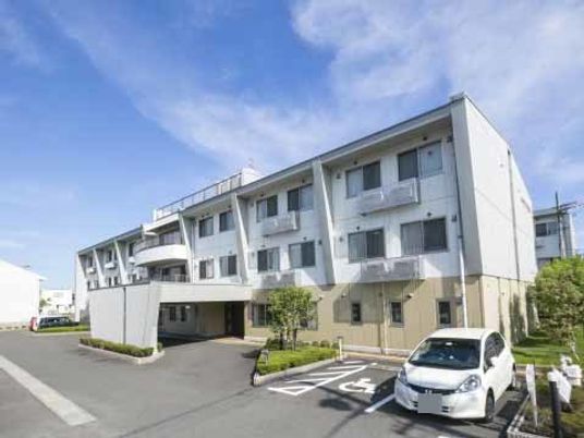 明るい施設の外観