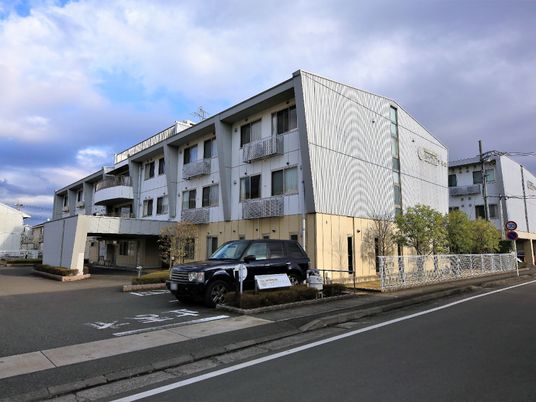白い外壁のきれいな外観