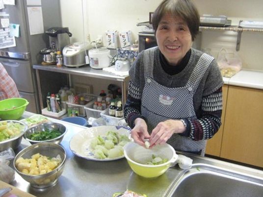 笑顔の女性とキッチン