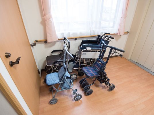 廊下に並ぶ歩行器