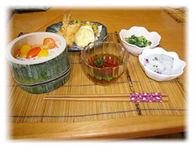 カラフルな料理の食卓