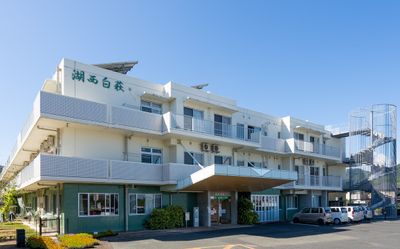 車が停まる建物外観