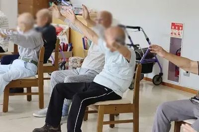 高齢者が体操する室内