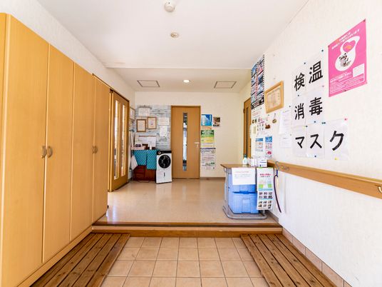 廊下の掲示物と扉