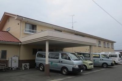 広い駐車場の外観