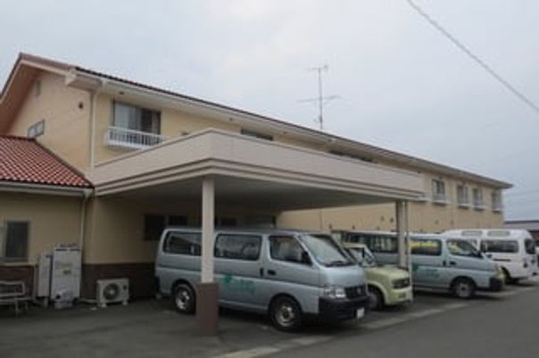 広い駐車場の外観