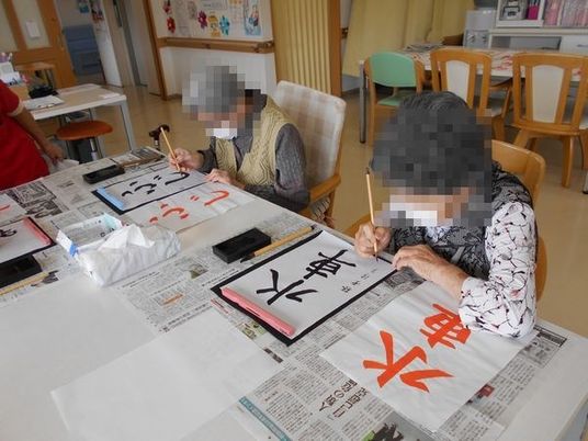 書道を楽しむ参加者のラウンジ