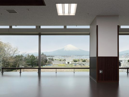 大きな窓のある展望ラウンジ