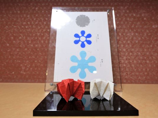 赤白の折り紙と看板