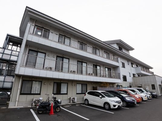 白い建物の外観