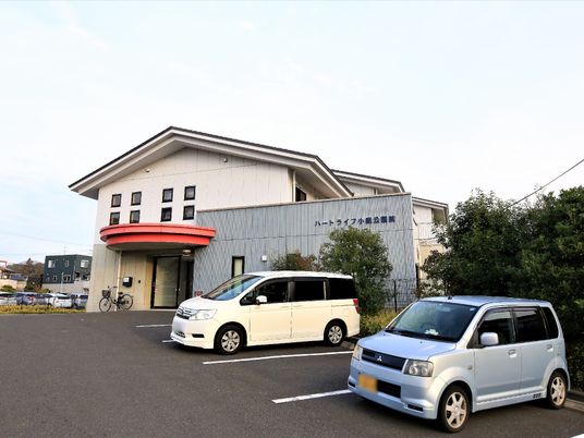 白と赤の建物エントランス