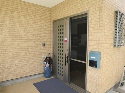 玄関ドアと傘立ての配置