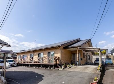 一階建ての明るい外観