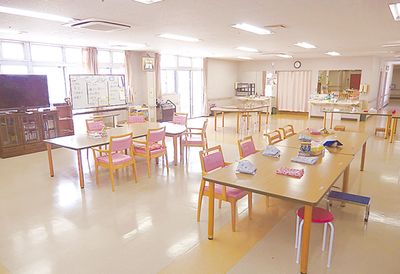 明るく広い食堂