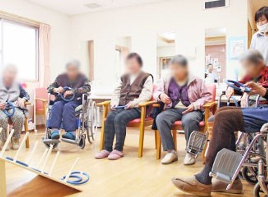 椅子に座る高齢者の室内