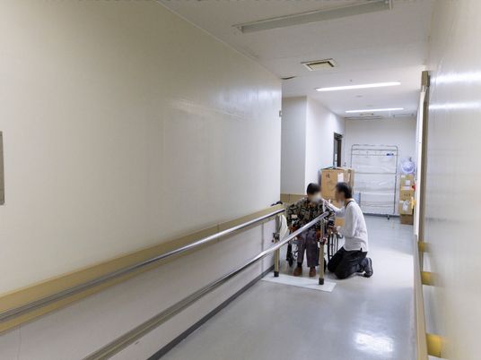 手すり付き廊下と人物