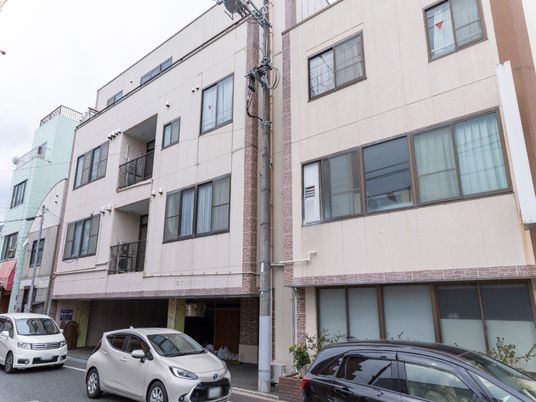 街中の建物の外観