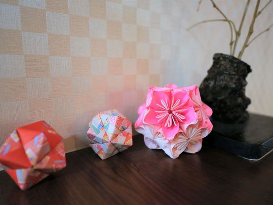 折り紙の花と植木