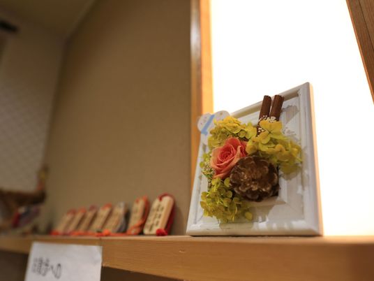 手作りの飾り物の棚