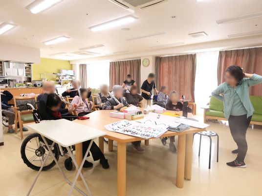 活動する利用者と職員