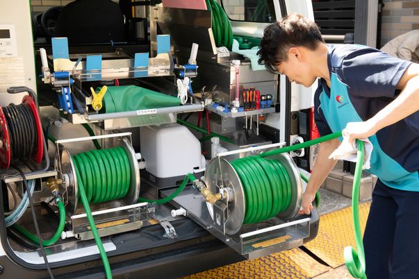 機器を使う作業者の姿