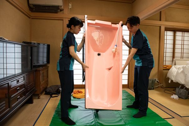 和室での浴槽設置作業